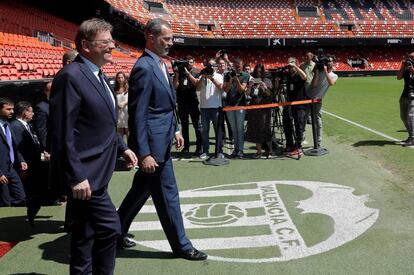 El Rey, con el presidente de la Comunidad Valenciana, Ximo Puig, en la audiencia a directivos y jugadores del Valencia CF en Mestalla.