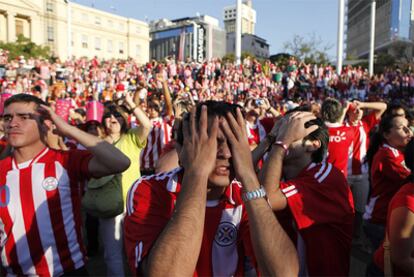 Seguidores de Paraguay sufren durante el partido ante España en Asunción.