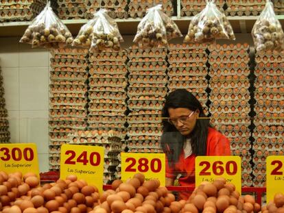 Una mujer vende huevos en un mercado de Medellín, Colombia. 