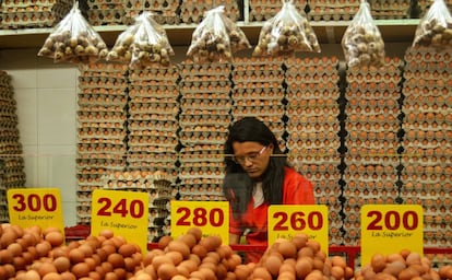 Una mujer vende huevos en un mercado de Medellín, Colombia. 