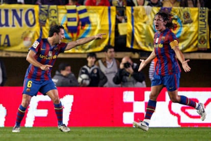 Xavi celebra su gol, el segundo del Barcelona, con Puyol.