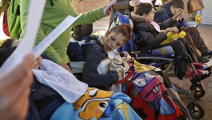 Protesta de familias y empleados del colegio La Unión de Torrent ante la Consejería de Educación.