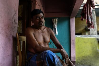 Amar Baran Paul, vecino de Harishpur, en el porche de su casa, que resultó dañada en el hundimiento de terrenos de la mina del pueblo en 2020.  