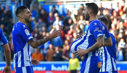 Bastón, a la derecha, celebra el 1-1 en Mendizorroza.