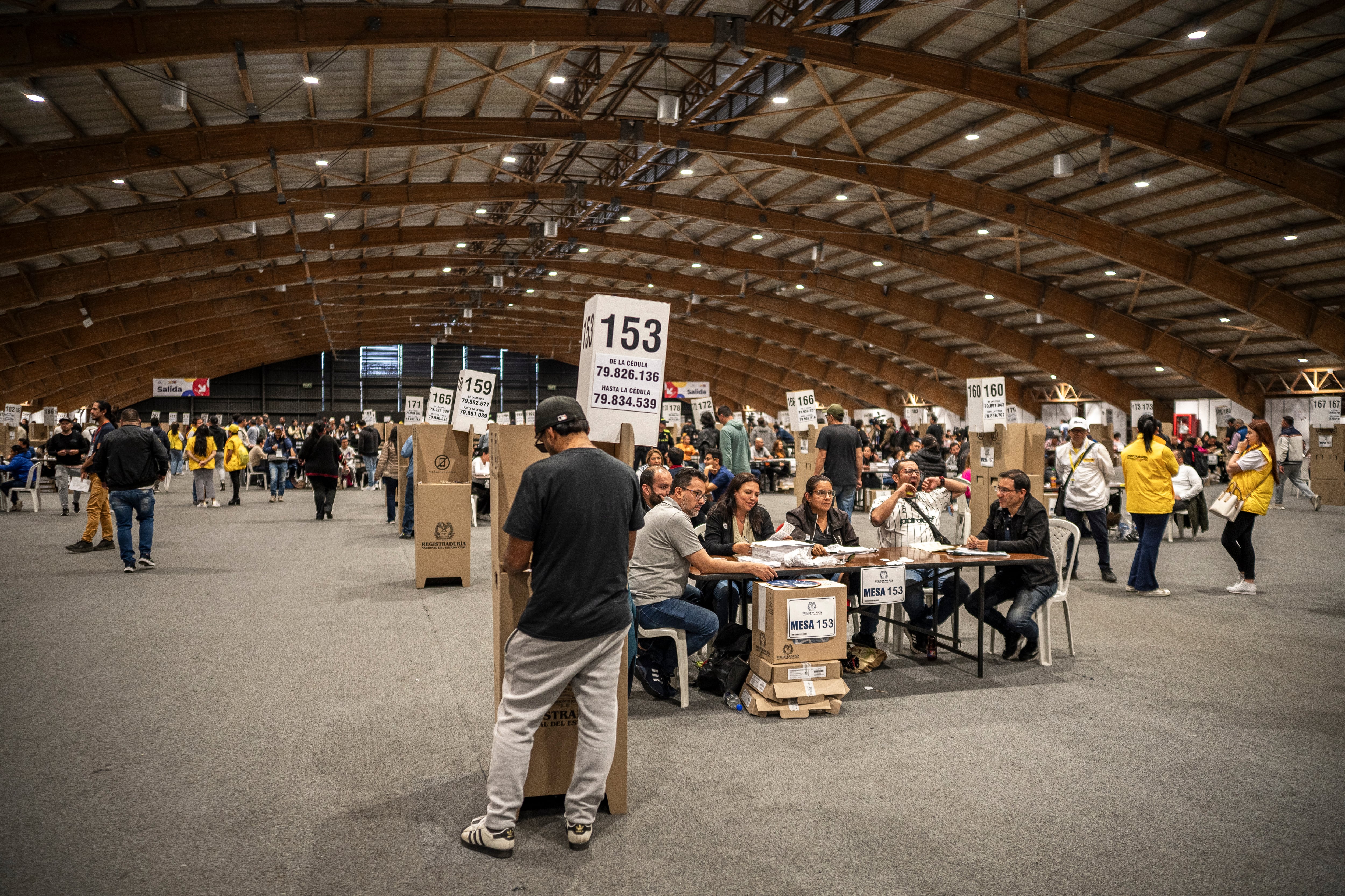 Puestos de votación en Corferias durante la jornada de elecciones presidenciales en Bogotá, Colombia, este domingo.