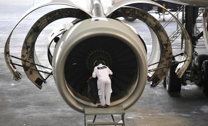 Imagen de archivo de un t&eacute;cnico revisando un motor de Rolls-Royce en el aeropuerto de Yakarta (Indonesia).