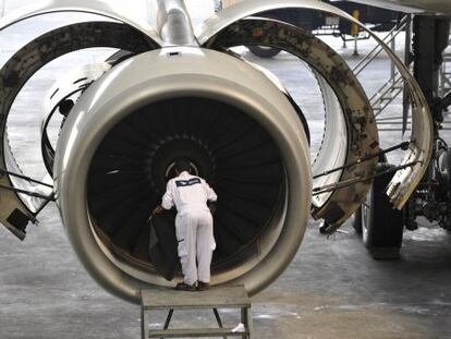 Imagen de archivo de un t&eacute;cnico revisando un motor de Rolls-Royce en el aeropuerto de Yakarta (Indonesia).