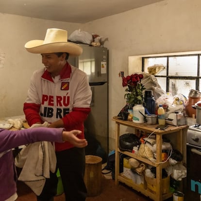 Pedro Castillo en la cocina de su casa en Chugur, Chota, con su hija pequeña Alondra, de 9 años.