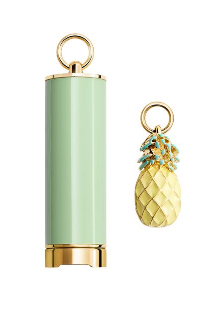 Las barras de labios de Carolina Herrera no solo dan color, sino que son un accesorio en sí mismas. Para verano la firma se refresca con carcasas inspiradas en los tonos del sorbete y con un nuevo charm tropical en forma de piña.