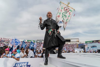 Un seguidor de Xóchitl Gálvez disfrazado del cura Miguel Hidalgo, héroe de la guerra por la independencia de México, durante el mitin de la candidata en Irapuato.