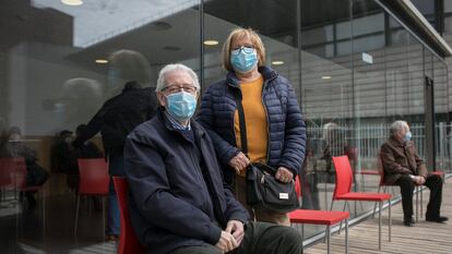14/04/2021 - Barcelona - Vacunacion de septuagenarios con la vacuna Pfizer en el Parque Tecnologico de Barcelona Activa del barrio de La Guineueta de Barcelona. En la imagen Francisco Garcia y Maria Celades. Foto: Massimiliano Minocri
