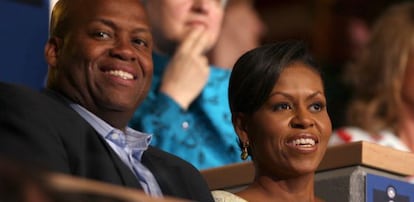 Michelle Obama y su hermano Craig Robinson.