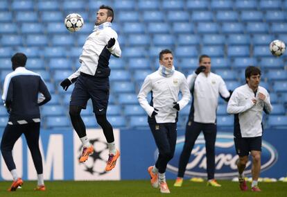 Los jugadores del Manchester City entrenando en el Etihad Stadium en la vspera de su duelo de octavos de final de la Champions con el Barcelona. En primer plano, Negredo controlando un baln.