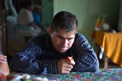 O náufrago José Salvador Alvarenga, na casa de sua família.