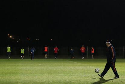 Del Bosque juega con el balón durante el entrenamiento de la selección, ayer, en Potchefstroom.