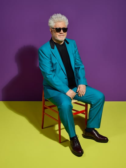 El realizador Pedro Almodóvar con todo eso que ya ha convertido en una estampa propia: gafas de sol y atuendo colorista.