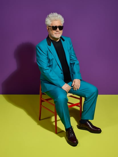 El realizador Pedro Almodóvar con todo eso que ya ha convertido en una estampa propia: gafas de sol y atuendo colorista.