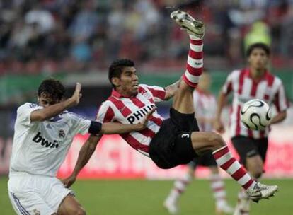 Salcido intenta despejar el balón ante Raúl.