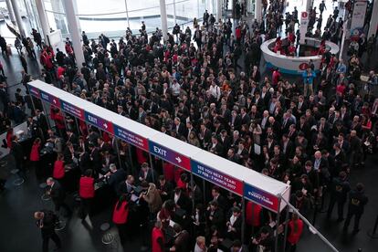 Congresistas acceden al recinto de Fira Barcelona durante el segundo día del MWC.