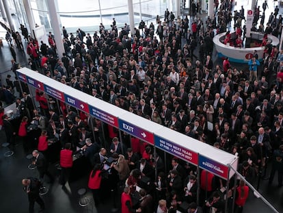 Congresistas acceden al recinto de Fira Barcelona durante el segundo d&iacute;a del MWC.