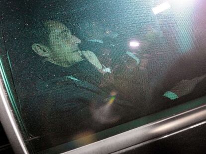Nicolas Sarkozy abandona el palacio de Justicia tras ser interrogado durante 12 horas. 