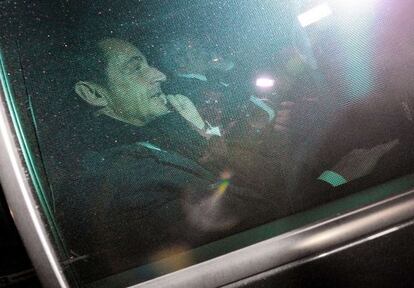 Nicolas Sarkozy abandona el palacio de Justicia tras ser interrogado durante 12 horas. 