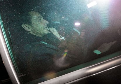 Nicolas Sarkozy abandona el palacio de Justicia tras ser interrogado durante 12 horas.