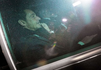 Nicolas Sarkozy abandona el palacio de Justicia tras ser interrogado durante 12 horas. 