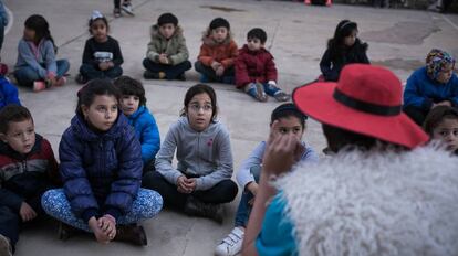 Ni&ntilde;os y ni&ntilde;as siguen a un grupo de animaci&oacute;n infantil en Barcelona.