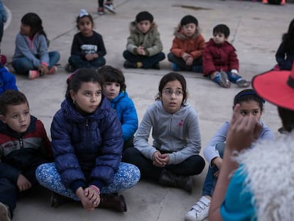 Ni&ntilde;os y ni&ntilde;as siguen a un grupo de animaci&oacute;n infantil en Barcelona.