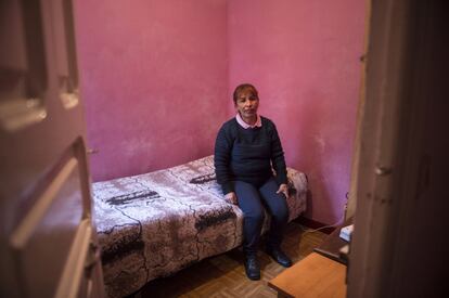 ELisabeth vive en un pequeño piso en Madrid y subalquila algunas de las habitaciones para poder sobrevivir. Gana 500 euros por 25 horas semanales cuidando a tres niños, un empleo que encontró grancias al apoyo de la ONG Pubelos Unidos. Una parte de su salario se la envía a sus hijos en La Paz.