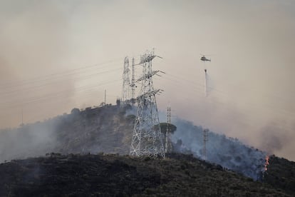 Dotaciones aéreas de los bomberos trabajan en la extinción del incendio en Collserola.