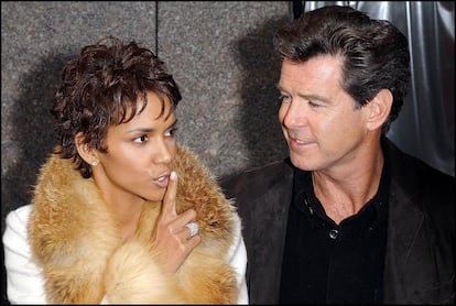 Los actores Pierce Brosnan y Halle Berry en la celebración de los 40 años de James Bond en Nueva York en 2002.