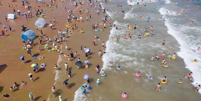 Bañistas se refrescan en una playa en Qingdao (China).