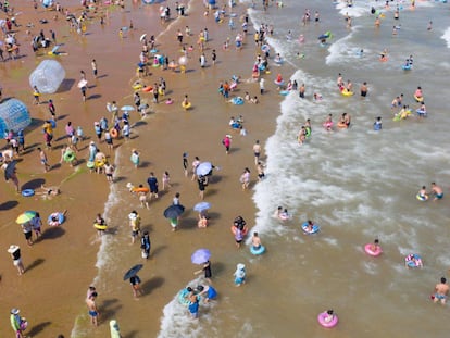 Bañistas se refrescan en una playa en Qingdao (China).