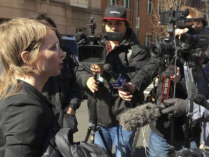 Chelsea Manning se dirige a los medios a la salida del juzgado.