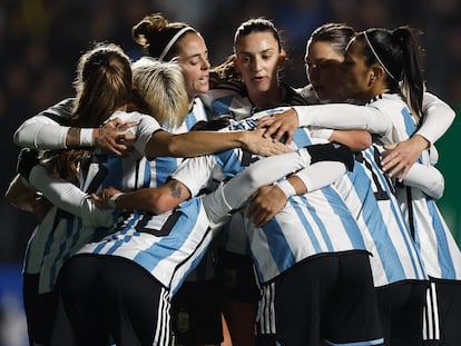 Las jugadoras de Argentina se abrazan en un partido amistoso contra Perú el pasado 14 de julio.