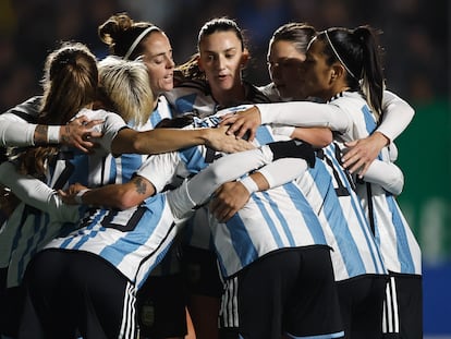 Las jugadoras de Argentina se abrazan en un partido amistoso contra Perú el pasado 14 de julio.