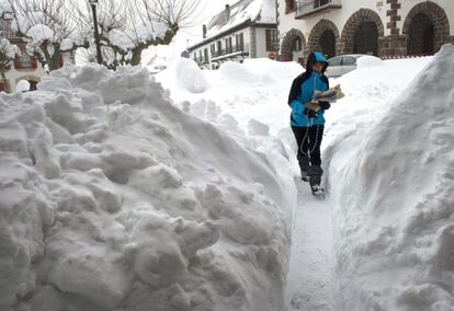 Una persona se abre paso entre la nieve caída en Navarra.