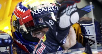 Webber, de Red Bull, se pone los guantes antes de los entrenamientos.