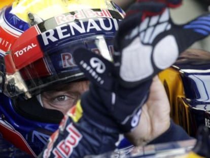 Webber, de Red Bull, se pone los guantes antes de los entrenamientos.