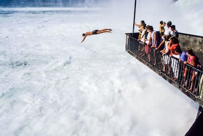 Sus 150 metros de anchura y 23 metros de altura convierten a las cataratas del Rin en las más grandes de Europa. En 1797, Goethe las describió en su diario personal como “las fuentes del océano”. Se encuentran en el curso del Alto Rin, en Schaffhausen, norte de Suiza. Los visitantes pueden acercarse en barco hasta las mismas cascadas, o a la gran roca que se alza en medio de este Niágara europeo, como también es conocido.