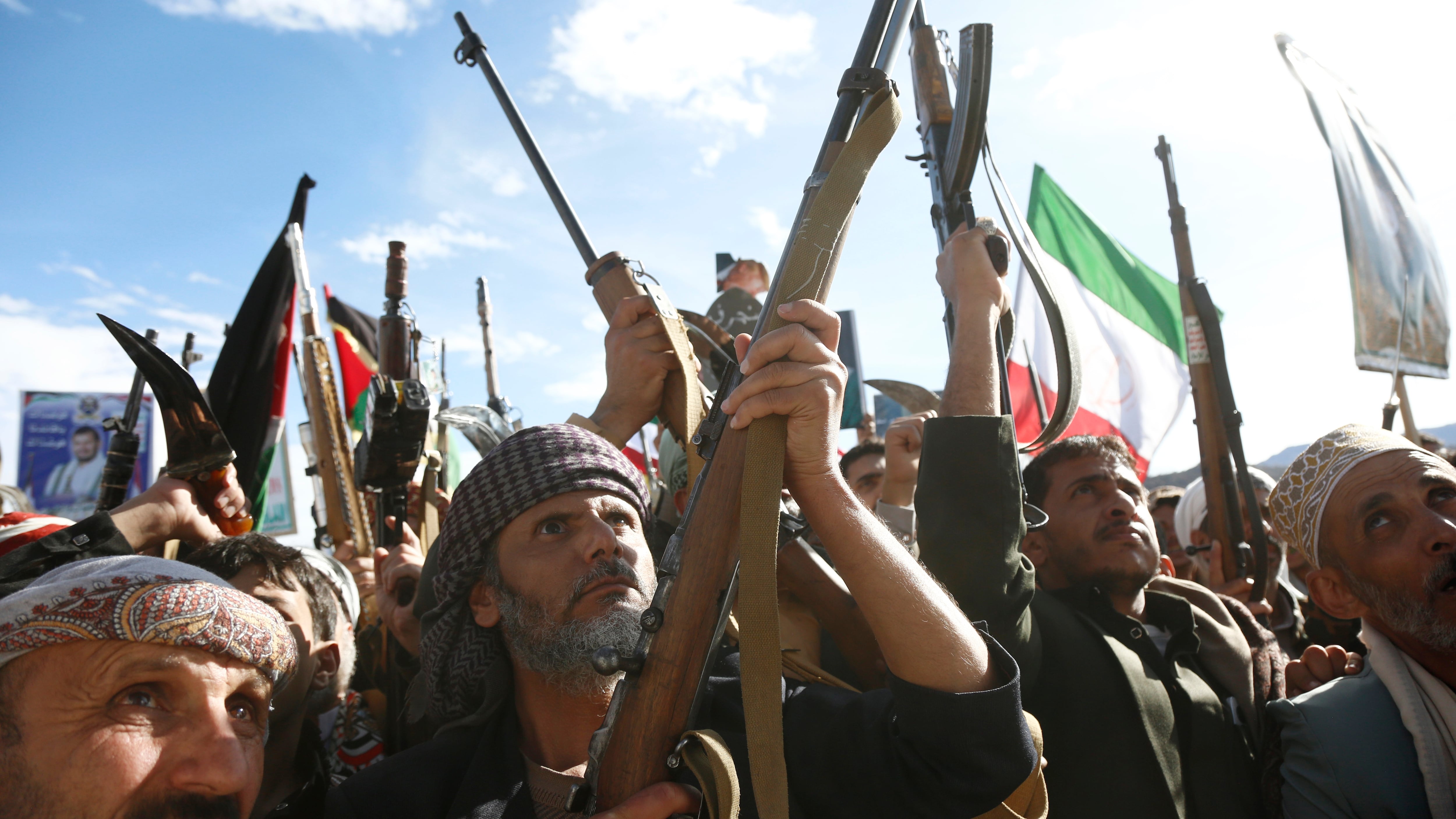 Los hutíes de Yemen se suman a la guerra en Oriente Próximo y amenazan con bloquear el mar Rojo