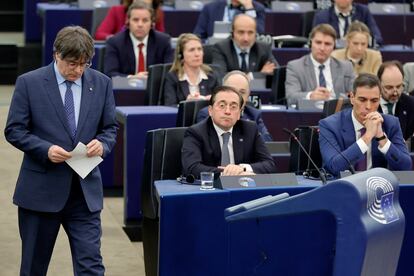 Pedro Sánchez, José Manuel Albares y Carles Puigdemont, el pasado mes de diciembre en la sede del Parlamento Europeo en Estrasburgo. 