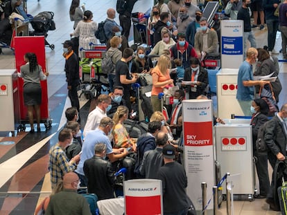 Viajeros a la espera en el aeropuerto de Johannesburgo, en Sudáfrica.