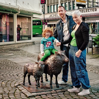 La familia Olsen posa en Stavanger, la capital del petróleo. Noruega es uno de los países europeos con más ventajas sociales para ser padres.