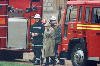 Isabel II el 20 de noviembre de 1992, cuando los bomberos luchaban contra el incendio en la torre de Brunswick, en el castillo de Windsor.