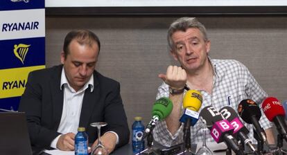 El presidente de Ryanair, Michael O&#039;Leary, junto al responsable de Marketing para Espa&ntilde;a, Luis Fern&aacute;ndez-Mellado, en Mallorca.