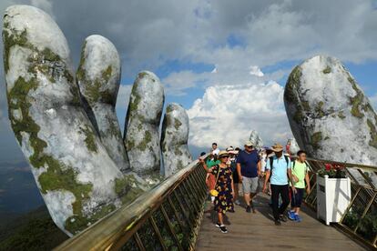 Las manos que sostienen el puente con el índice y el pulgar son la parte más espectacular, pero los más de 10.000 visitantes que visitan cada día el complejo turístico también pueden contemplar la nariz, las piernas, los ojos y las orejas de la deidad.