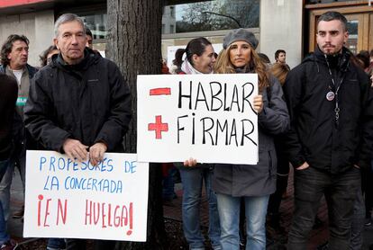 Profesores de la red concertada protestan este martes en Bilbao.